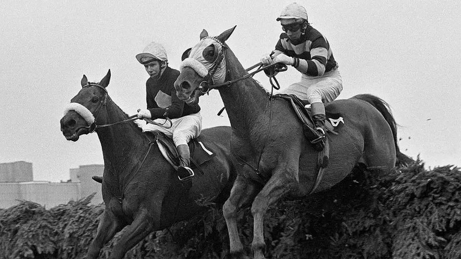 L'Escargot jumps past Red Rum in 1975